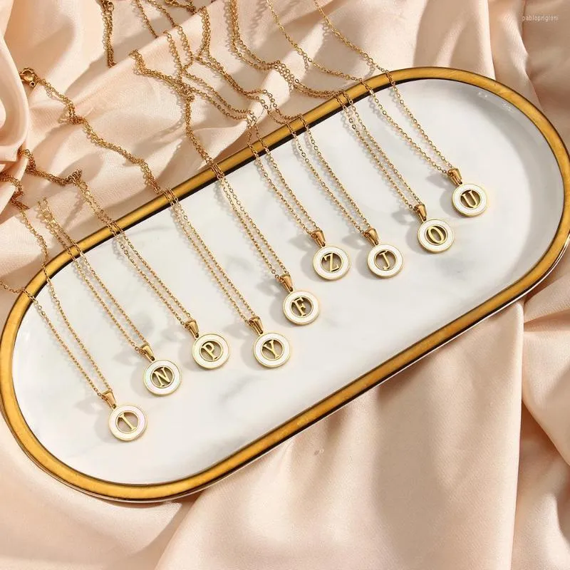 Ketten Vintage 26 Buchstaben Anhänger Halskette für Frauen Edelstahl vergoldet runder hohler Muschelname Initialschmuck_voghion.com