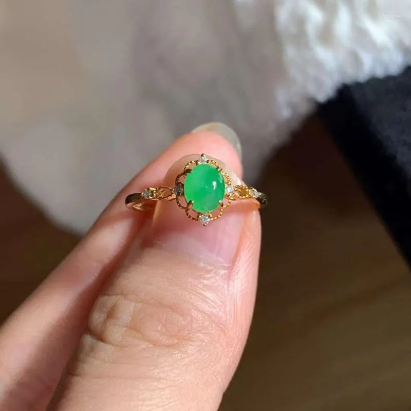 Klaster Pierścienie Kobiety 18K Gold Emerald Green Stone Jade Hollow Out Lace In Dating Engagment Fine Biżuteria z certyfikatem