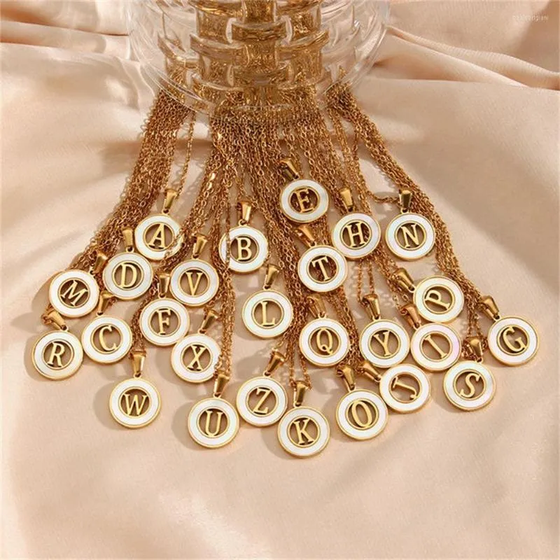 Ketten Vintage 26 Buchstaben Anhänger Halskette für Frauen Edelstahl vergoldet runder hohler Muschelname Initialschmuck_voghion.com