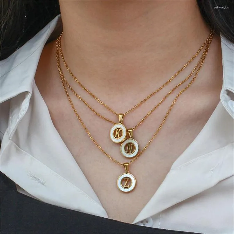 Ketten Vintage 26 Buchstaben Anhänger Halskette für Frauen Edelstahl vergoldet runder hohler Muschelname Initialschmuck_voghion.com