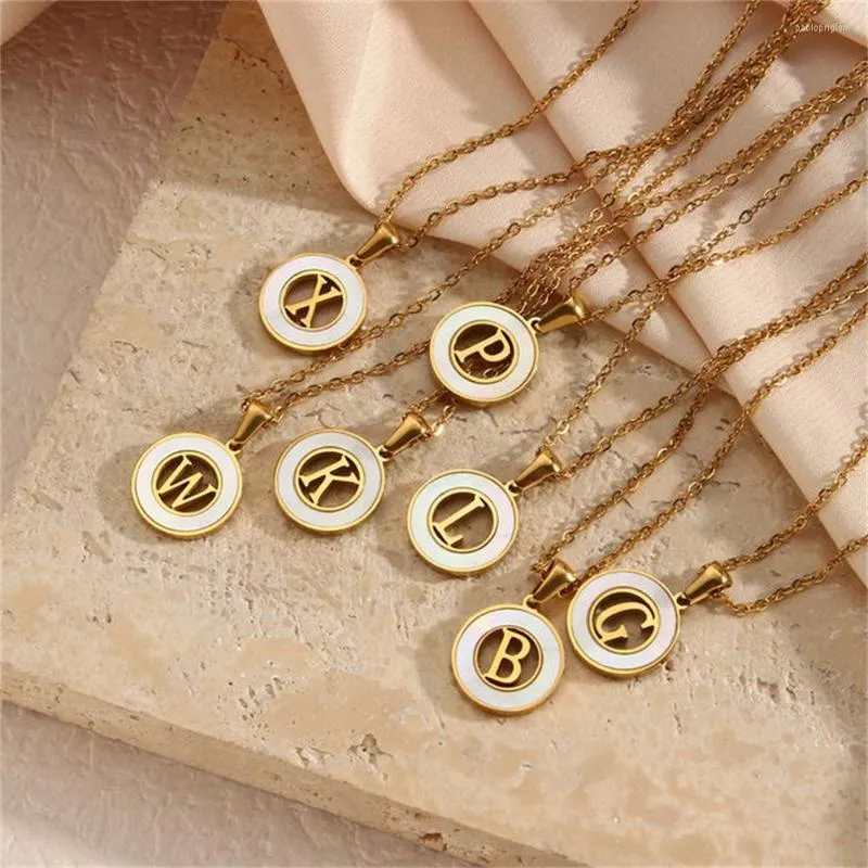Ketten Vintage 26 Buchstaben Anhänger Halskette für Frauen Edelstahl vergoldet runder hohler Muschelname Initialschmuck_voghion.com