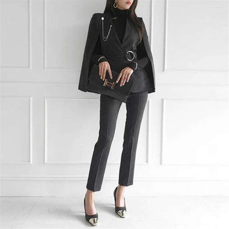 Kvinnors tvåstycksbyxor Design Stylish Stripe Women Blazer Set Belted Cloak Jacket Slim Trousers Elegant Female Pant Suit Ladies 2