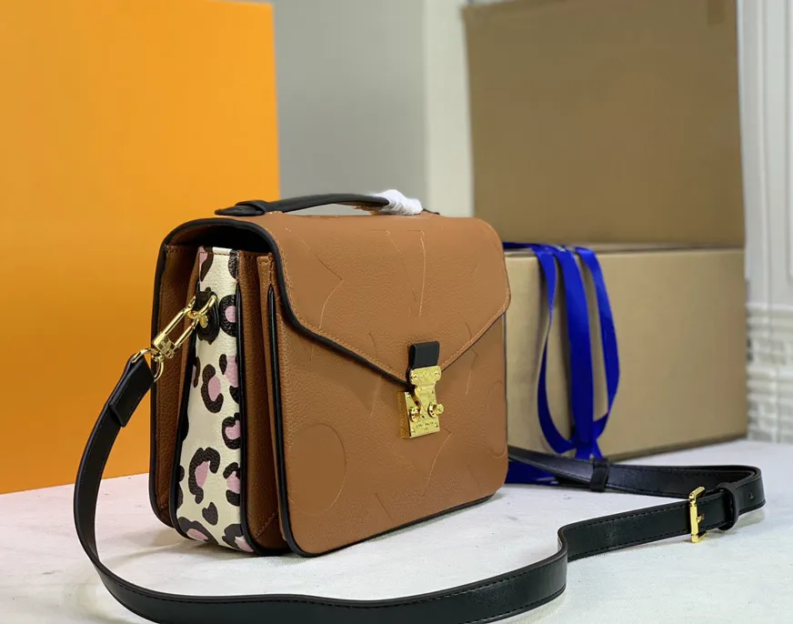 Designer axelväska lyx kvinnors handväskor pochette totes toppkvalitativ blommor bokstav empreinte meddelande väskor damer mode leopard tryck crossbody plånböcker