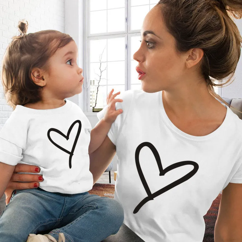 Family Matching Outfits Fashion Mommy and Me Heart Print Tshirt Mom Dad Son Daughter Look Clothes T Shirt Femme 230512