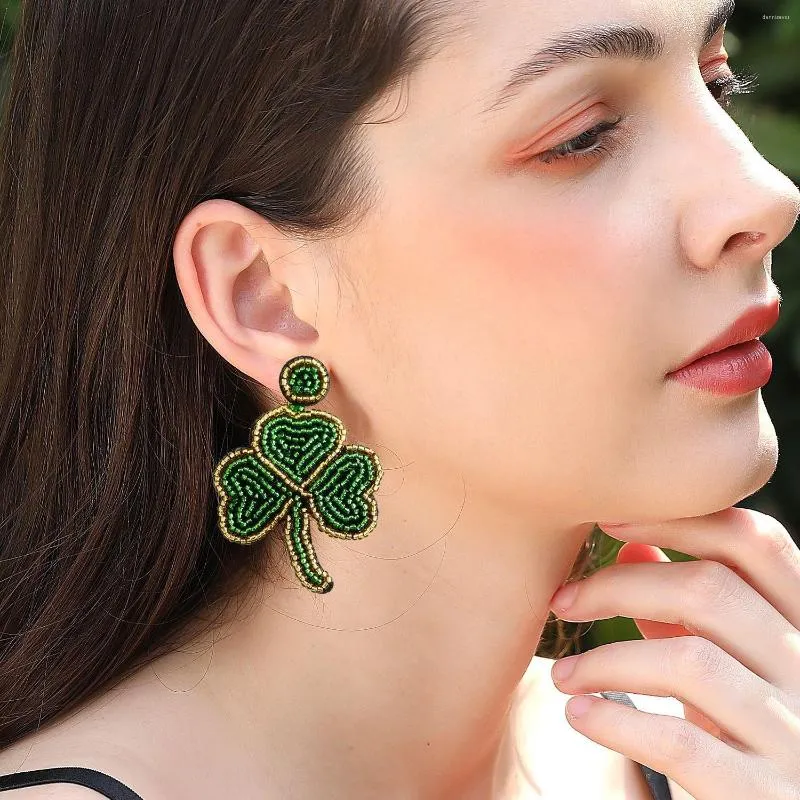 Dingle örhängen St. Patrick's Day kände tillbaka pärlor shamrock för kvinnor gröna irländska tillbehör blad klöver mars smycken
