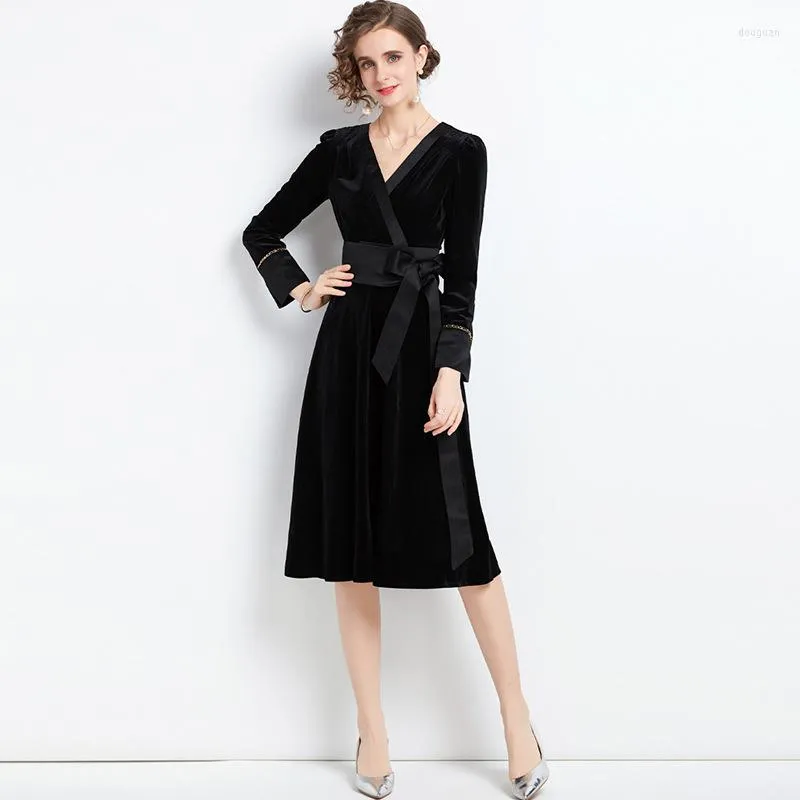 Casual Dresses Cocktail Party Women Autumn Velvet Dress Festa High Winter Elegant Quality Black Robe Vintage Designer V-Neck Vestidos