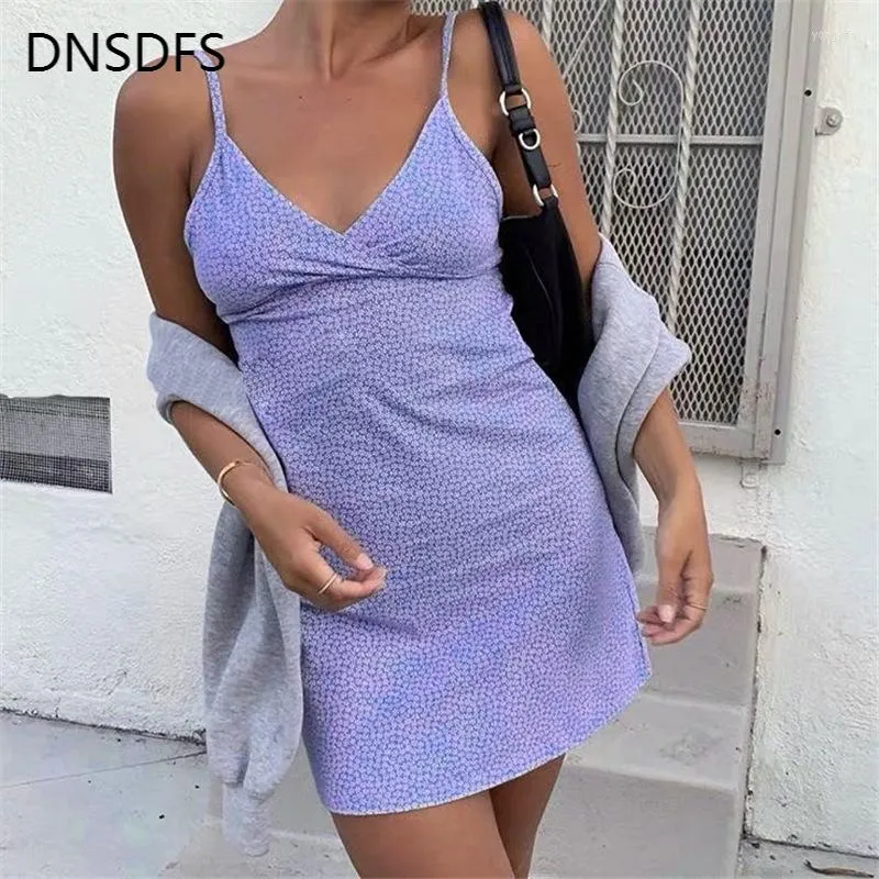 Casual klänningar liten blommig klänning kvinnor sommar lila vestidos de festa sexig spaghetti rem v-hals bodycon elegant kort kvinnlig fest