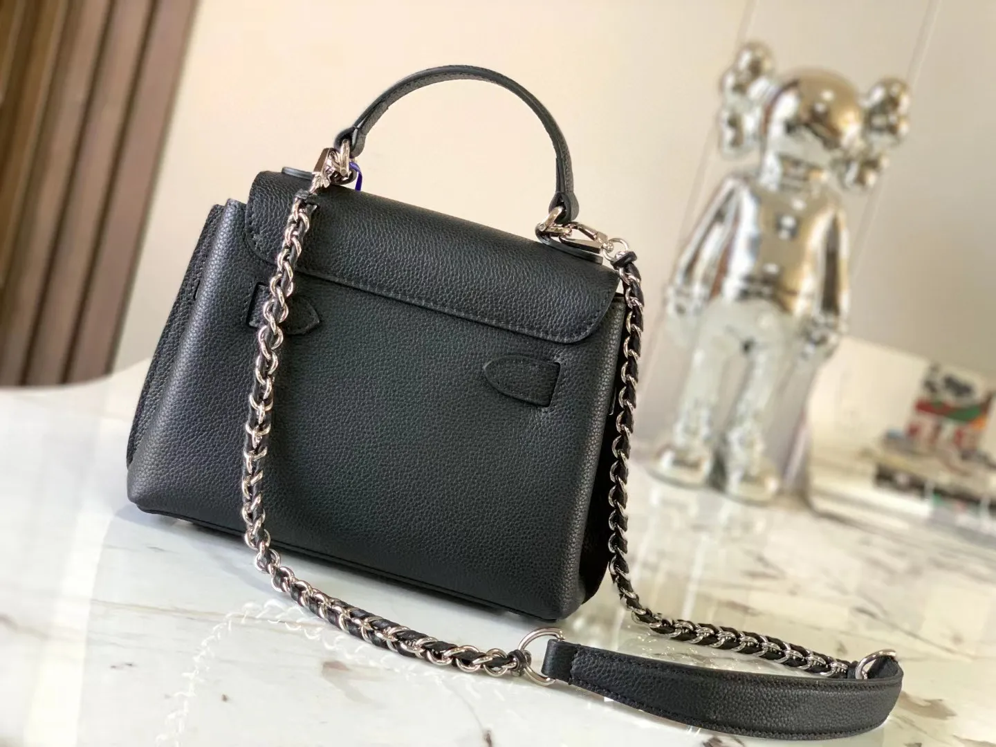 Designer Bag Handbag leather keycas The handle 23cm design is convenient for carrying or carrying, and the detachable shoulder strap allows for shoulder back and 2023