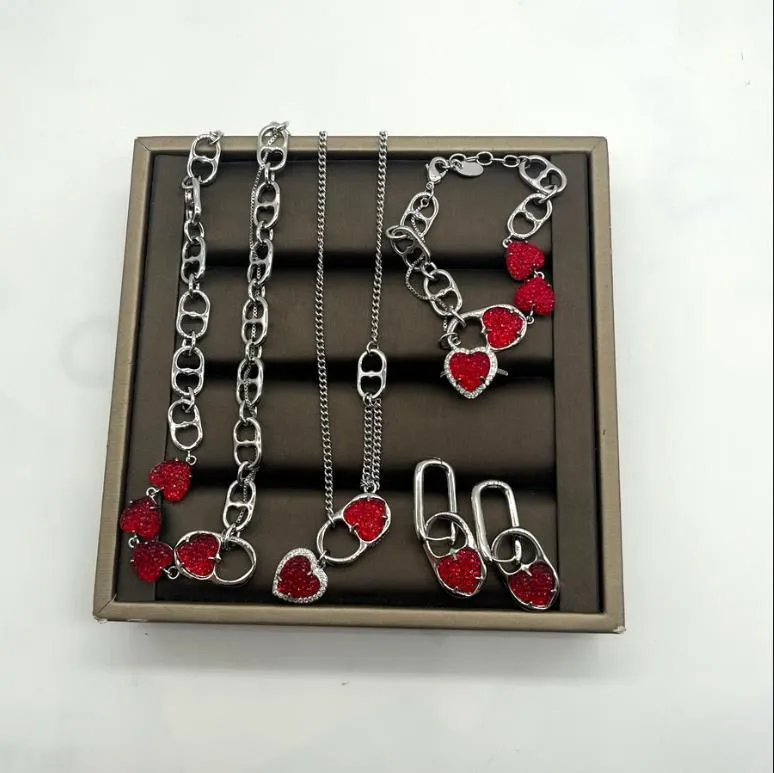 Nuovo design Ciondola l'orecchino con la vite prigioniera rossa Collana d'amore Sweet Candy Crystal Clear donne Orecchini Premium Designer Jewelry H01