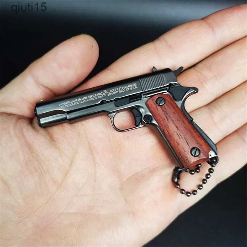 Gun Toys 1/3 Manico in legno massello 1911 Portachiavi in metallo Modello Toy Gun Miniature Alloy Pistol Collection Toy Gift Pendant T230516