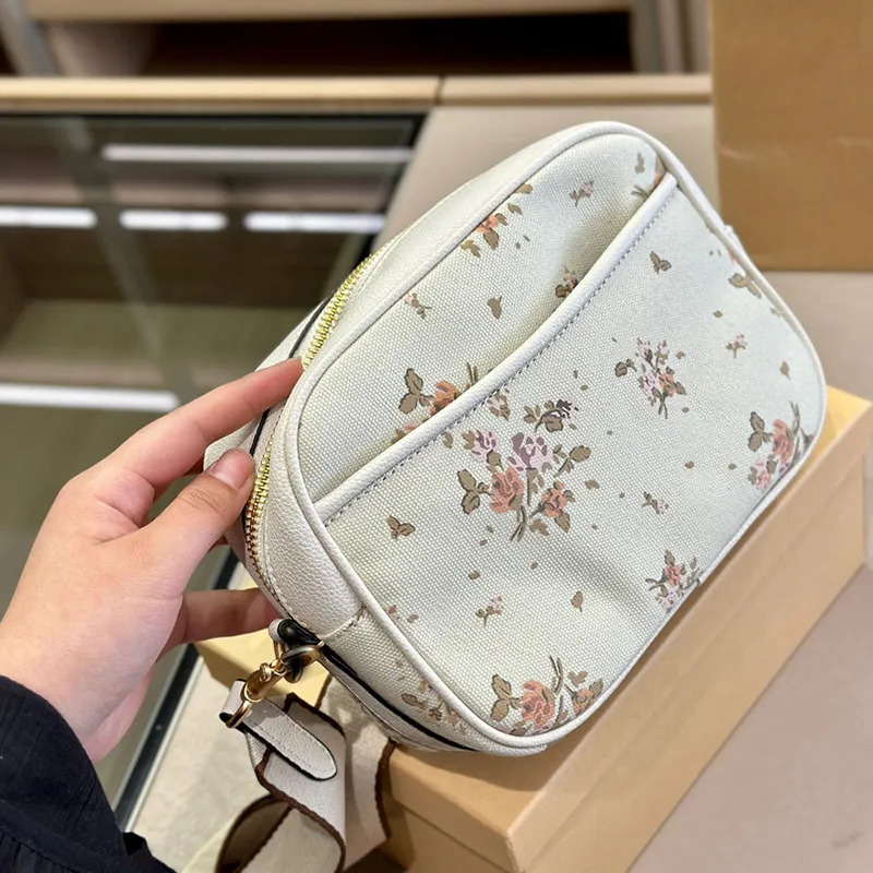 2023 NYA WOMENS CROSS BODY DESIGNER Axelväskor Klassiska C Letter Mens Crossbody Bag Liten Square Camera Bag Fragrance Bud With Box