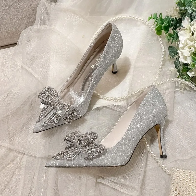 Chaussures Habillées 2023 Cristal Dîner Diamant Argent Talons Hauts Talon Mince Pointu Papillon Mariage Femme