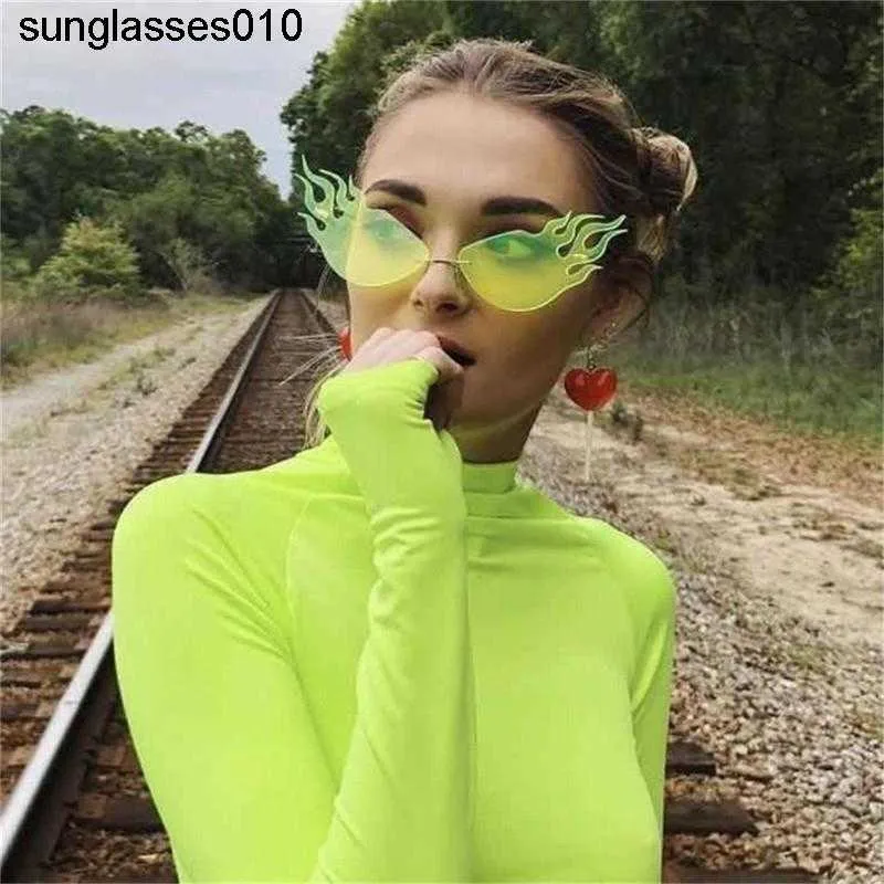 夏の新しいファッショントライアングル猫の目の炎のサングラス女性ファッション超クールな大きなフレームサングラス透明なキャンディーグラス