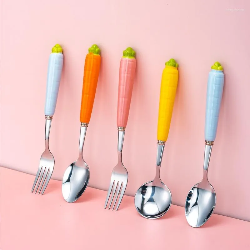 Dijkartikelen Sets Creative Carrot Spoon Fork Set roestvrij staal huishouden radijs kinderen dessert keramische handgreep keuken servies