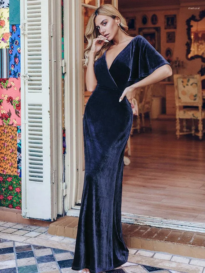 Tenus de soirée sales