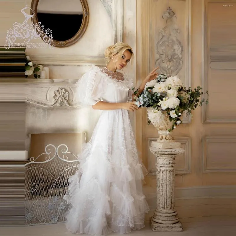 Partykleider Hübsches weißes A-Linien-Abschlussballkleid mit halben Flügelärmeln, abgestufte Tüllkleider, Prinzessin, elegantes schulterfreies Brautkleid