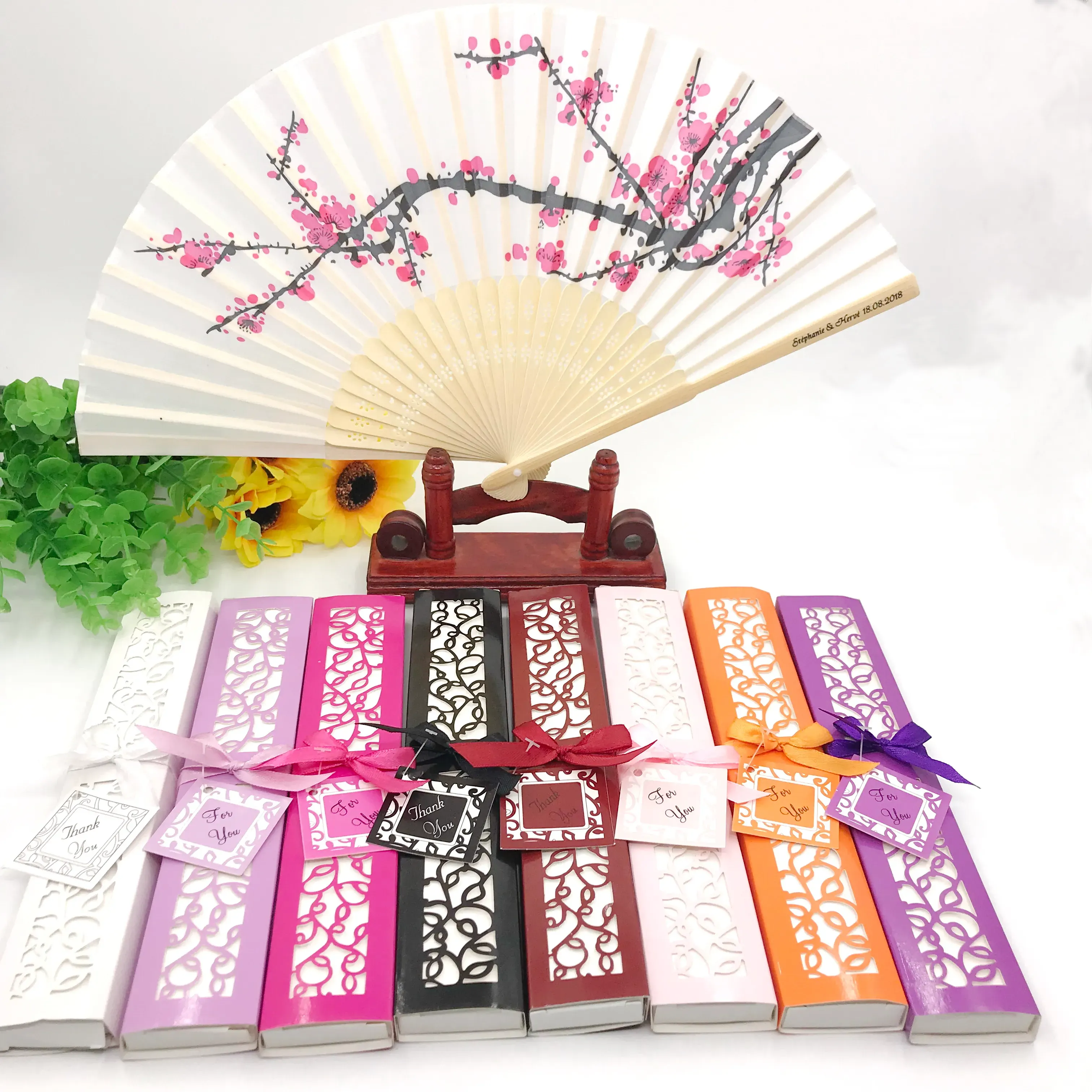 50pcs طباعة مخصصة العريس المسمى Hand Sakura Fan Party Party Formanced Cherry Blossom Wedding Fans في صندوق الهدايا