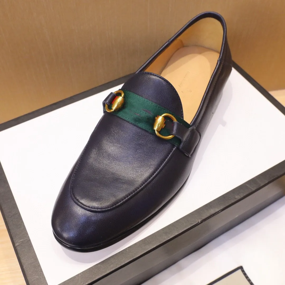 Nuovo arrivo Designer Scarpe sociali di lusso per uomo Abito slip-on Calzature da lavoro Scarpe da festa viola oro Uomo 2023 Scarpe da sposa da sposo moda