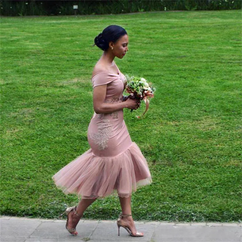 Vestidos de dama de honra de sereia rosa empoeirada fora do ombro, vestido de baile curto, vestidos de festas de casamento de garotas negras africanas para mulheres