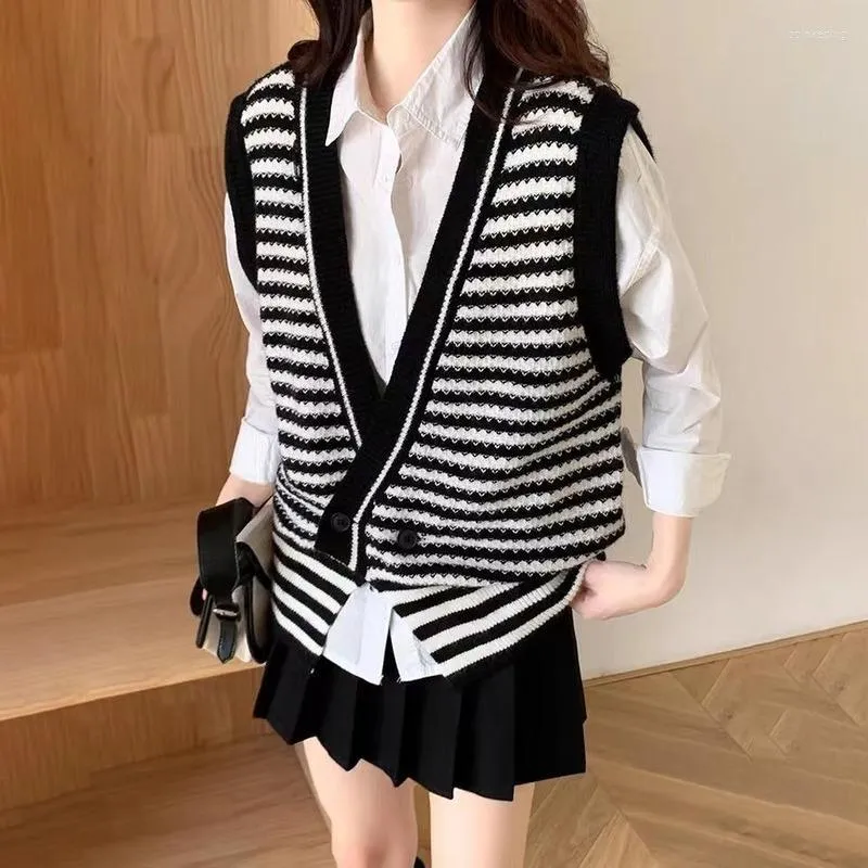 女性のベスト女性の縞模様のニットベストクロップドノースリーブトップセーターカーディガン韓国ファッションルーズデザイナーオフィスレディスプリング