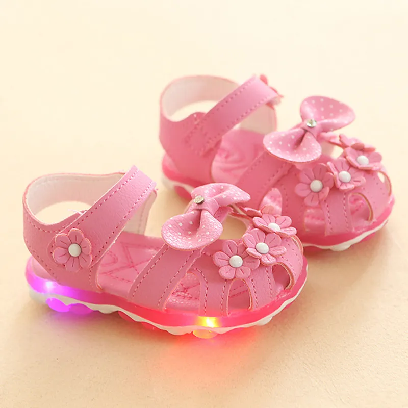 Sandalen Balita Perempuan Musim Panas Baru LED mit Lampu Bayi Pita Bunga Bercahaya Ringan Bernapas Sepatu Anak anak 230516