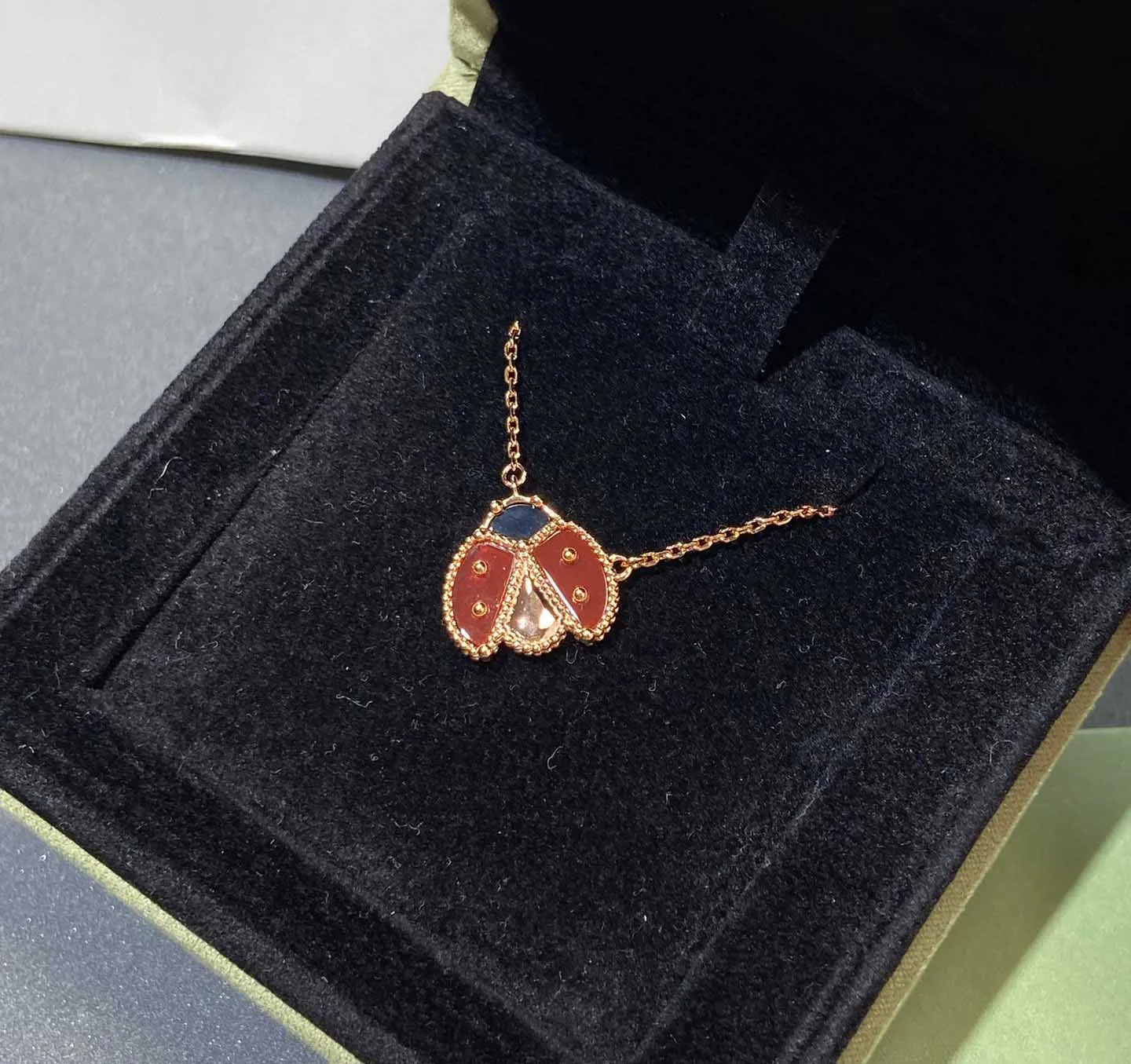 2023 Luxury Quality V Gold Material Materifly Shape Pendant Collier avec design de couleur d'agate blanc et rouge avec un tampon de boîte PS5075