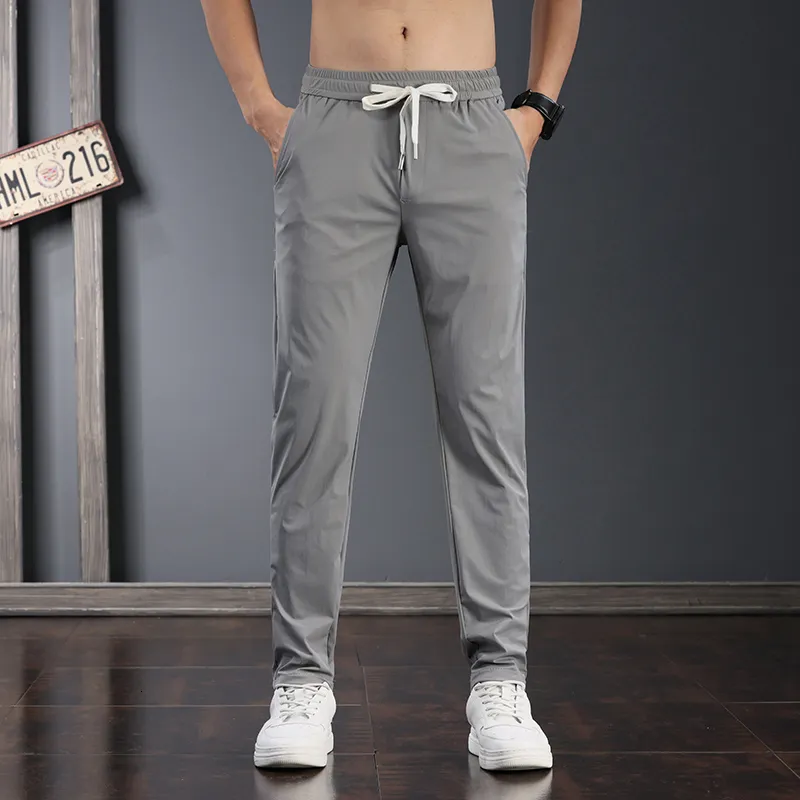 Pantalones de hombre Marca de verano Pantalones de seda de hielo transpirables finos Pantalones ligeros de cintura elástica de estilo coreano de moda para hombres jóvenes 230516