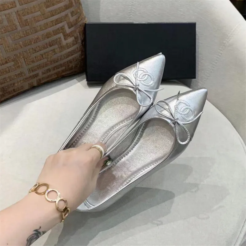 Classic designer women`s flat heel boat shoes genuine leather fashion soft soled dance shoes casual comfortable tooling shoes Egg roll shoes bow single shoelace box