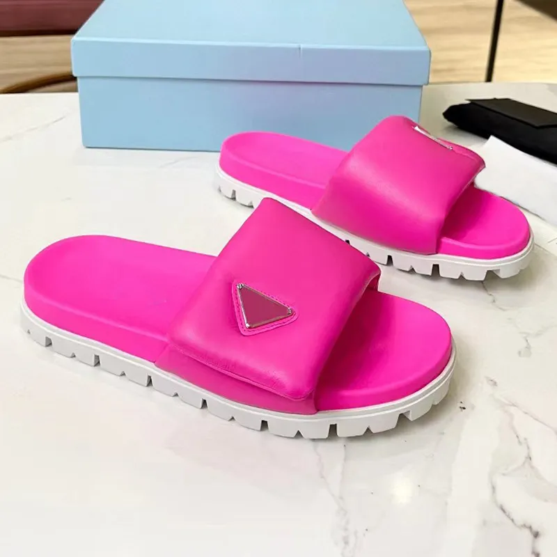 Pantofole Piattaforma di design Scivolo inferiore spesso Scivolo da donna con zeppa slip-on con logo triangolare Scivoli casual da spiaggia Infradito Calzature di fabbrica di lusso da donna Con scatola