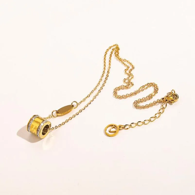 Berühmte Frauen-Design-Geometrie-Herz-Anhänger-Halsketten verblassen nie. Hochwertige 18 Karat vergoldete, eingelegte Kristall-Edelstahl-Halskette, modische Schlüsselbeinkette für Mädchen