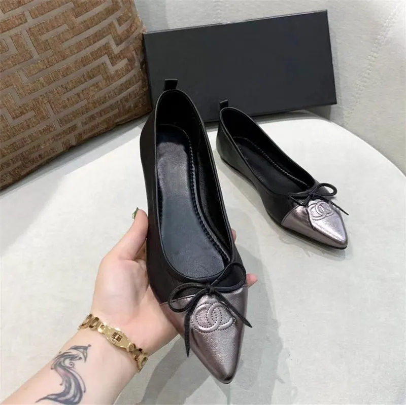 Classic designer women`s flat heel boat shoes genuine leather fashion soft soled dance shoes casual comfortable tooling shoes Egg roll shoes bow single shoelace box