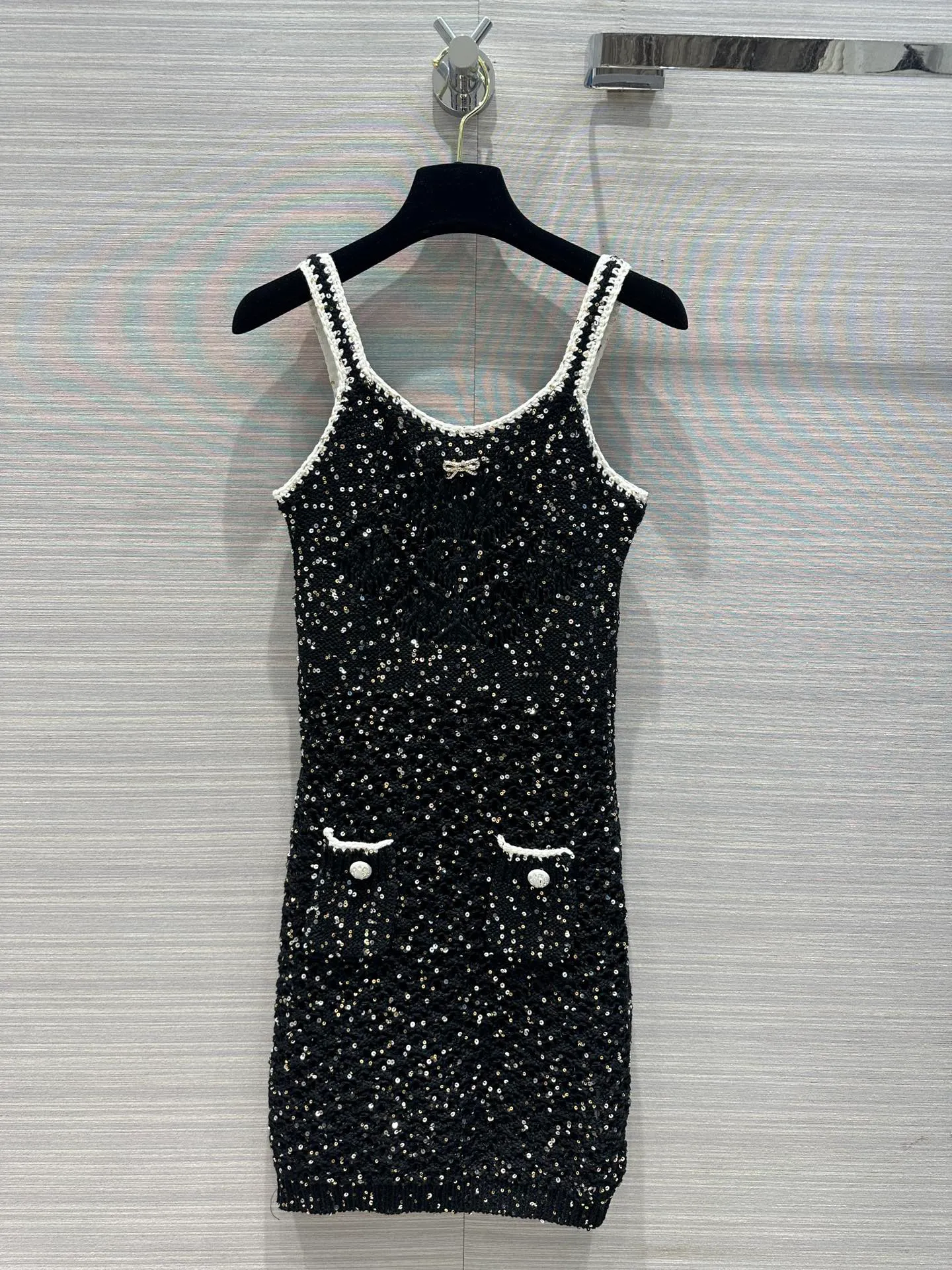 Spring Summer Black Contrast Trim Knitted Sequins Dress Spaghetti Strap Scoop Neckline Double Pockets Short Casual Dresses D3W14427