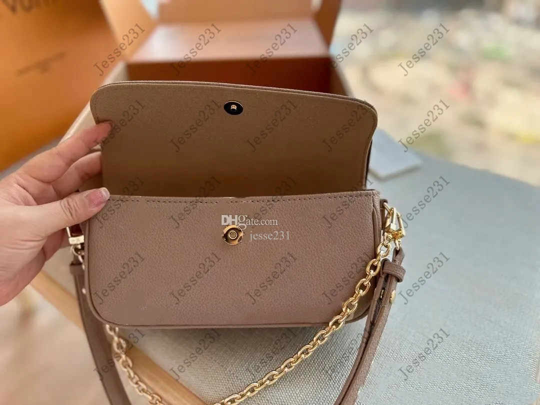 Petite maroquinerie femme tout en un on sale