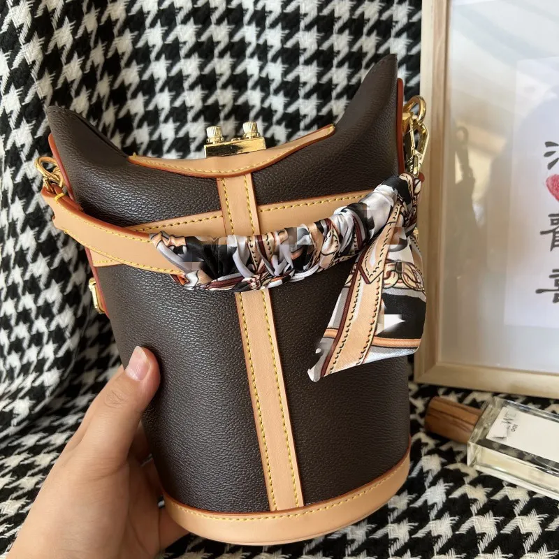 Retro Chinese Style Lock Handbag Bag Classic All-match Texture Lady Bucket Bag New Fashion French Female Bag 240415