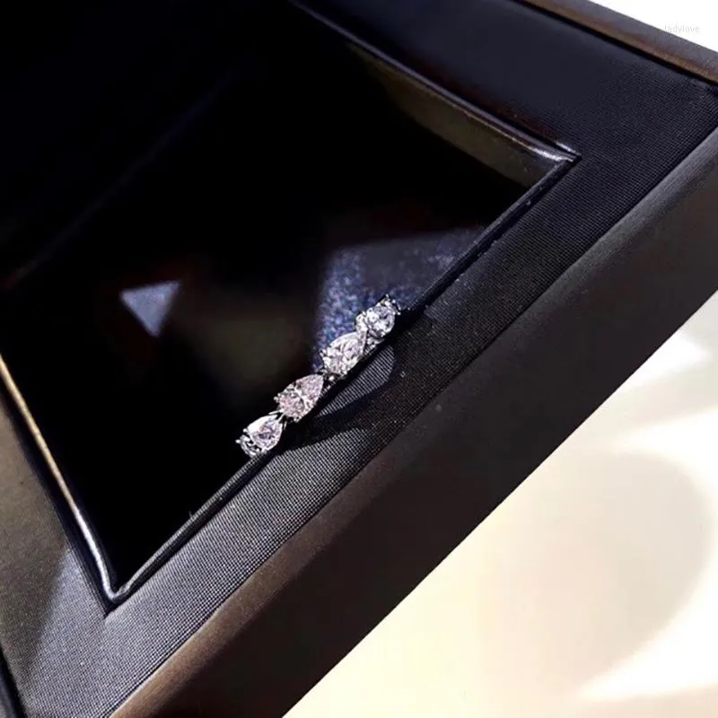 Кластерные кольца мода простые дамы S925 стерлингового серебряного серебра роскошные круглые классные высококачественные крупные украшения для обручального кольца циркона