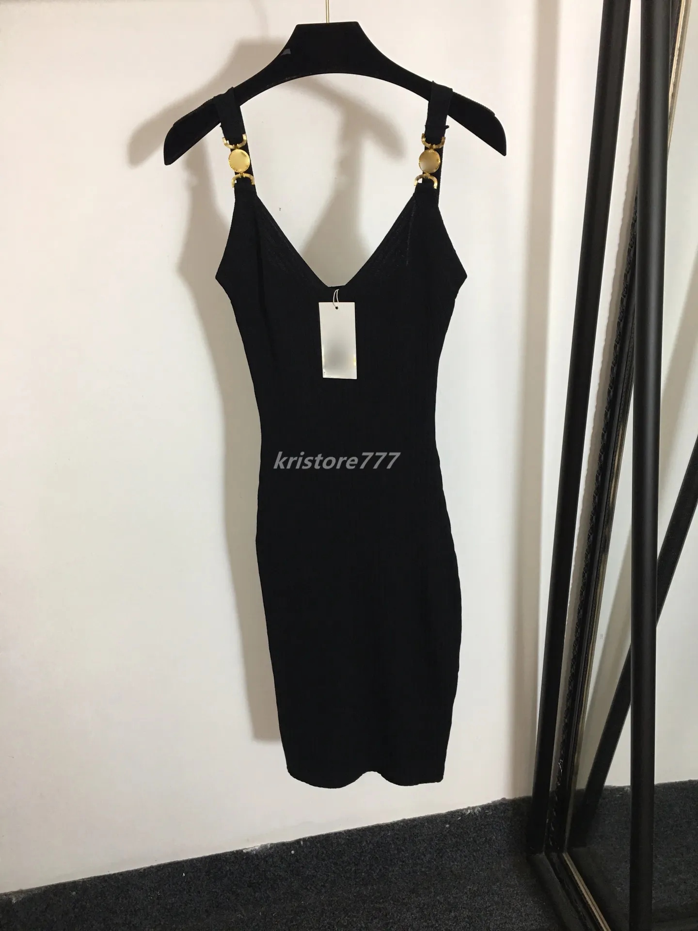 23sss novas malhas de vestido de grife de grife escorregadia com sinal de metal Padrão listrado meninas Milão Runway tanque de alta tanque Bodycon Mini vestido sem mangas