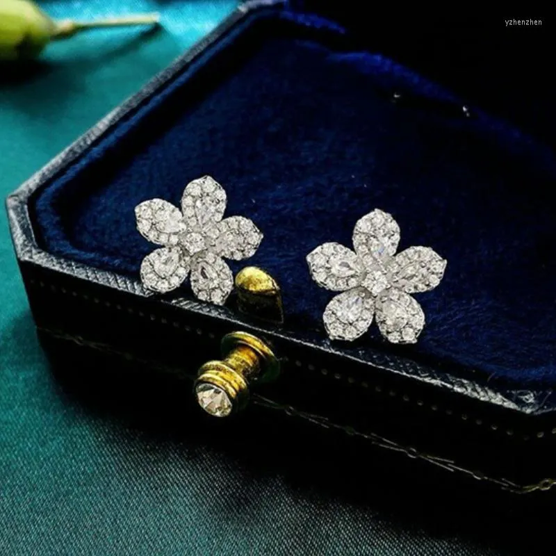 Brincos do garanhão Caoshi Chic Flower For Women Delicate Dazzling Zirconia Acessórios femininos Dainty Ear Studs Diário Jóias Presente