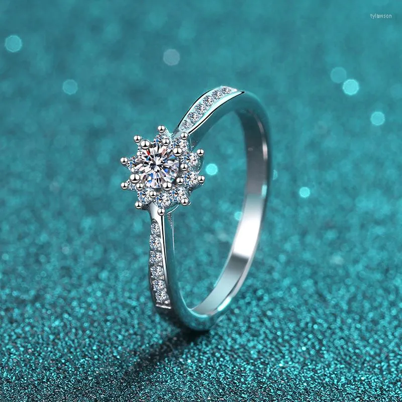 Ringos de cluster inbeaut 925 prata Excelente cor cortada D 0,2 ct de neve de neve moissanite ring passa diamante teste elegante casamento