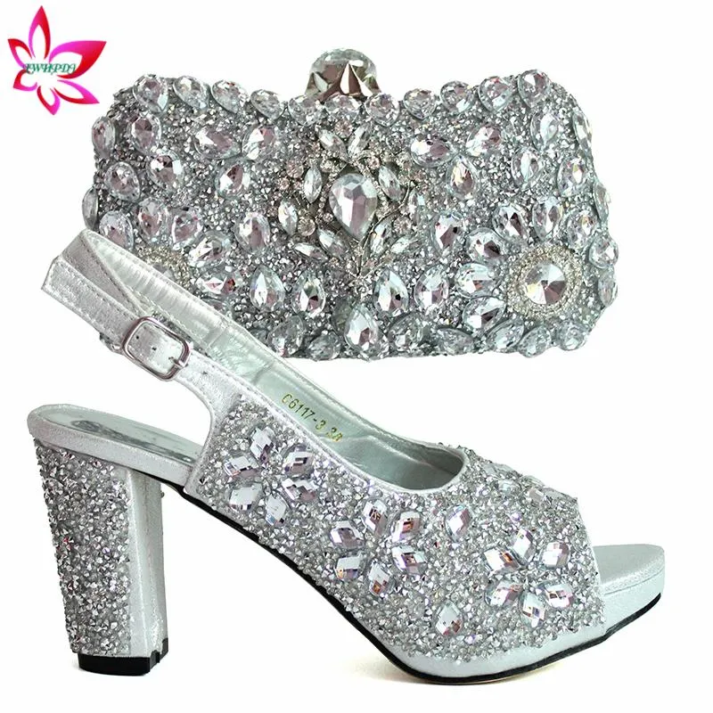 Отсуть обувь Элегантное итальянское сочетание и набор сумок серебряный цвет. Прибытие сандалии для свадебных дам