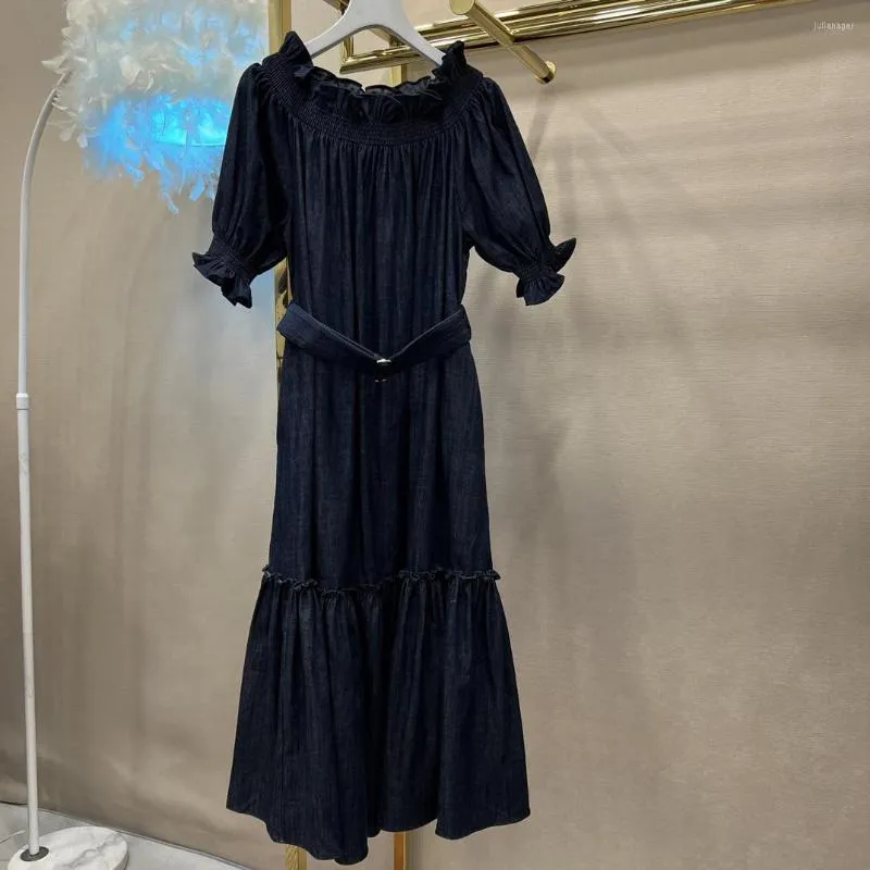 Robes décontractées Début du printemps Robe en denim à une ligne à épaules dénudées Bord à volants personnalisé Play Wrap Processus élastique