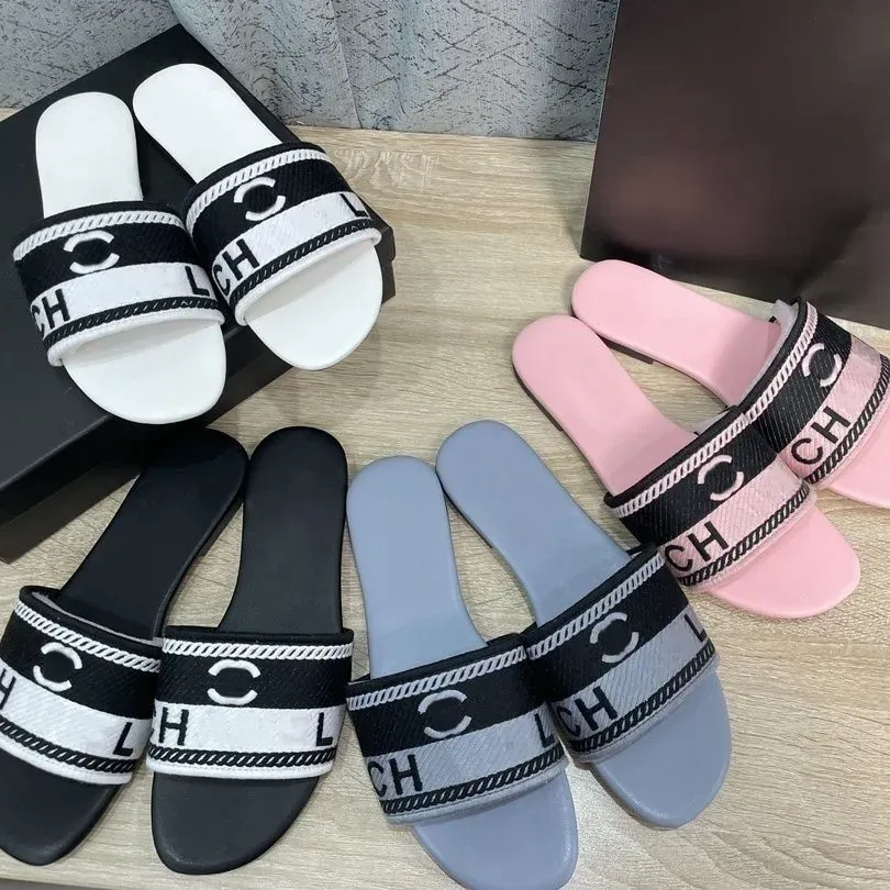 Chanells Paris Hafted Dazzle Designer Women Sandals Sandals Summer Beach Stripes Casual Flat Slappers Kobiet Kobiety Panie Flip Slipper Projektantki Kapcieczki 375