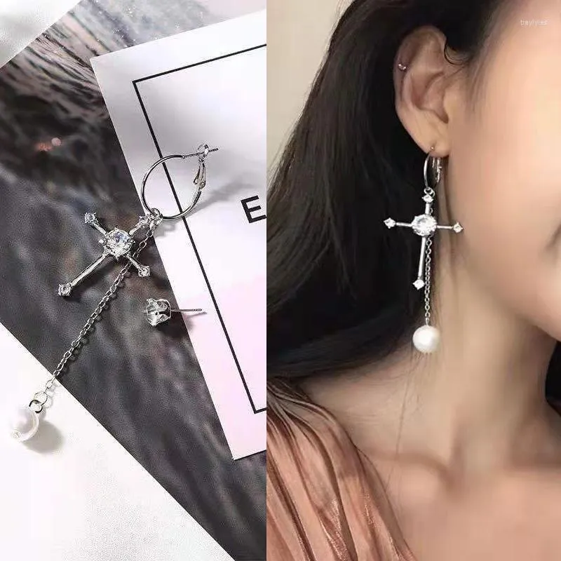 Orecchini pendenti con croce per donna 2023 tendenza moda stile coreano asimmetrico con commercio all'ingrosso di gioielli grunge