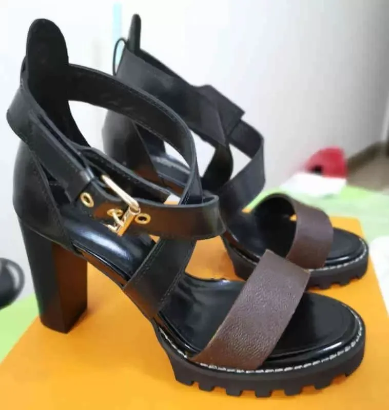Sandaler Women Leather Est Star Trail Designer Lady Ankle Strap Studs Buckle Letter Tryckt Chunky Heel Treaded Rubber Outrole Sandal 2023
