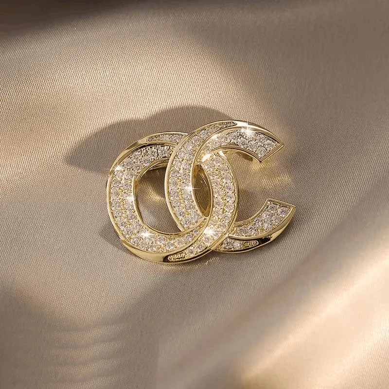 Luxus Marke Desinger Metall Brosche Berühmte Frauen Kristall Strass Perle Brief Broschen Anzug Pin Mode Schmuck Zubehör