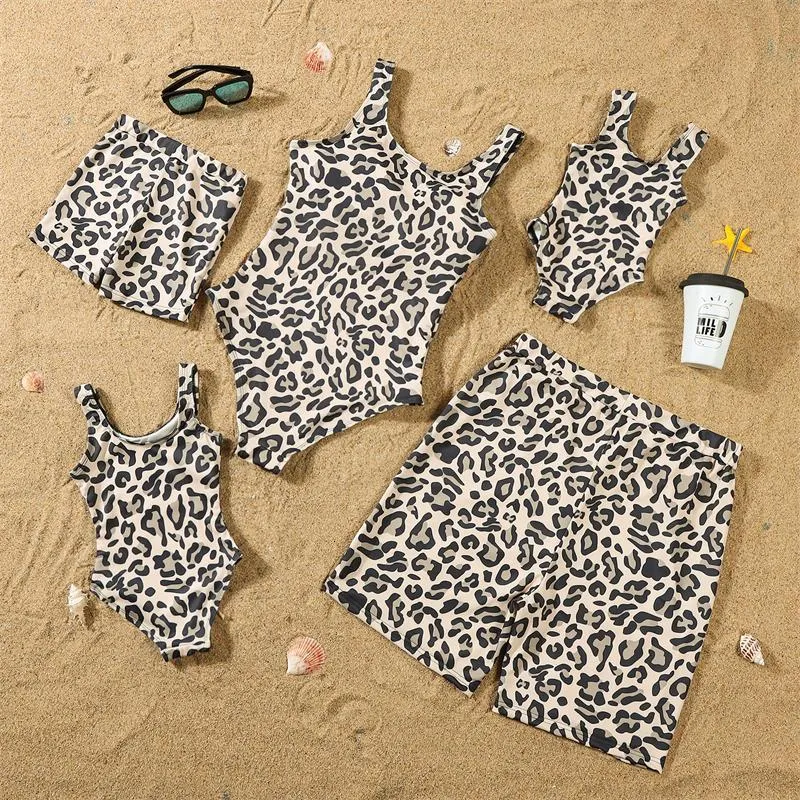 Family Matching Outfits Leopard Swimsuits OnePiece Mother Daughter Swimwear Mommy and Me Bikini Dresses Clothes Father Son Swim Trunks 230518