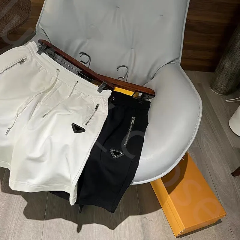 2023 Yeni Erkek Tasarımcı Şort Metal Üçgen Lable İlkbahar ve Yaz Erkek Dantel Pantolon Günlük Mektup Pantolon Beyaz ve Siyah Düz Renk Basit Hort Stil Boyutu L-4XL
