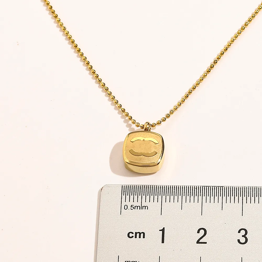 23SS bleknar aldrig 14K Gold Plated Luxury Brand Designer Pendants Halsband Rostfritt stål Dubbelbokstav Choker Pendant Halsband Pärlor Kedja smycken Tillbehör