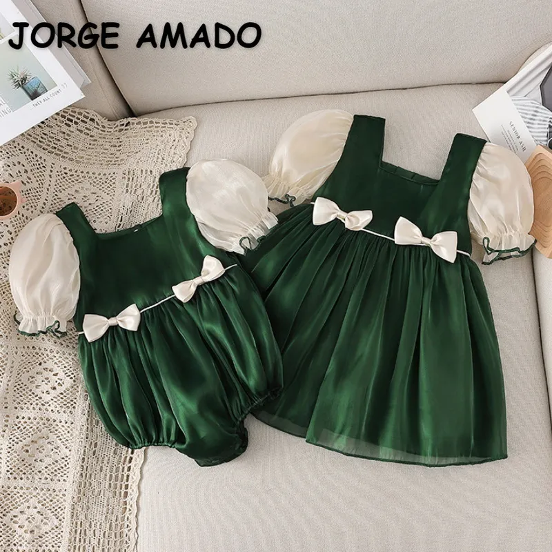 Dopasowanie rodzinnych strojów letnia sukienka Krótkie zaciągnięte rękawy kwadratowy kołnierz zielony biały patchwork dressbodysuit dziewczęta siostrzane ubrania E9288 230518
