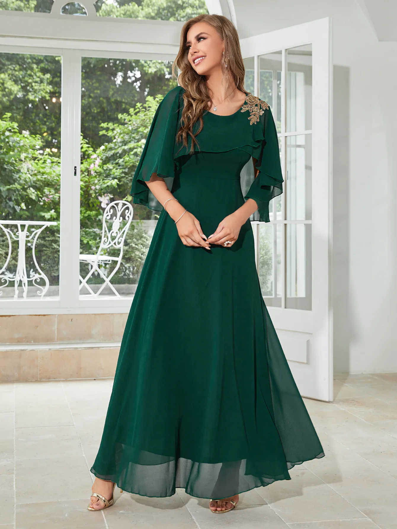 Meistverkauftes elegantes Abendkleid für die Brautmutter mit Traubenumhang und Chiffon-Abendkleid mit transparentem Ausschnitt und Applikationen