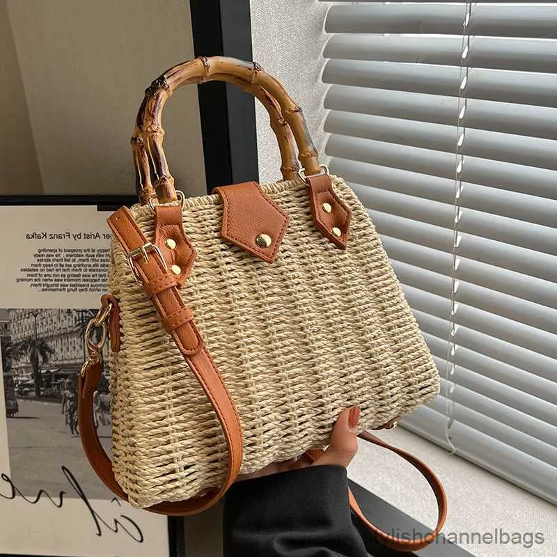 Stuff Sacks Bamboo Handle Rattan Bag Handväskor Summer Straw Box Väskor för kvinnor 2023 Fashion Beach Shoulder Crossbody Bag Travel Woven Påsar